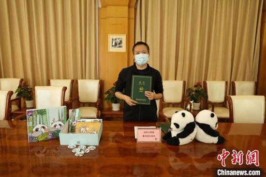 熊猫基地向医疗队授予认养证书。熊猫基地供图
