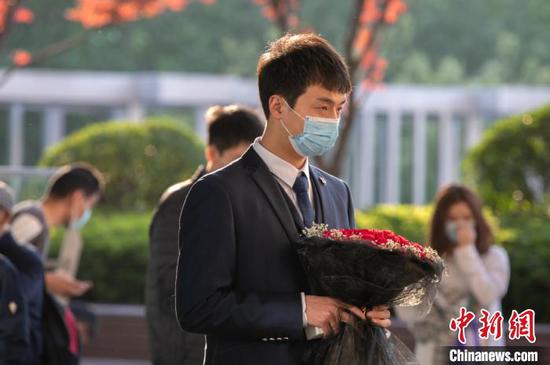 求婚小伙捧着玫瑰悄悄来到医院。　江苏省人民医院供图