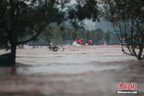 资料图：据重庆市水文监测总站监测，27日8时至28日8时，包括涪陵区在内的重庆28个区县出现暴雨，其中涪陵等10个区县出现大暴雨。 肖乐峰 摄