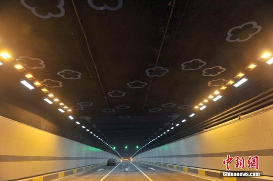 资料图：武汉东湖隧道。 中新社记者 张畅 摄