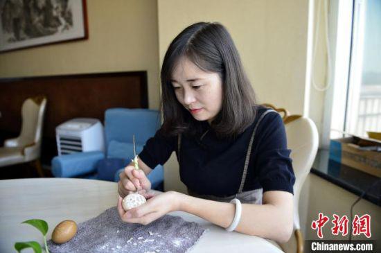 湖北|湖北一“80后”自学蛋雕 传承“毫厘技艺”