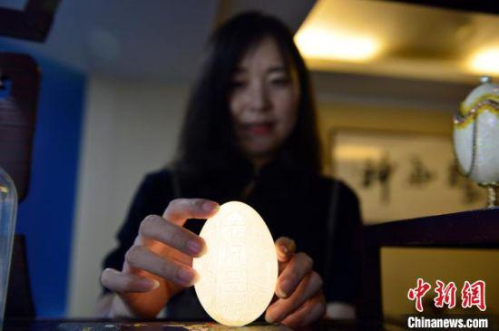 湖北|湖北一“80后”自学蛋雕 传承“毫厘技艺”