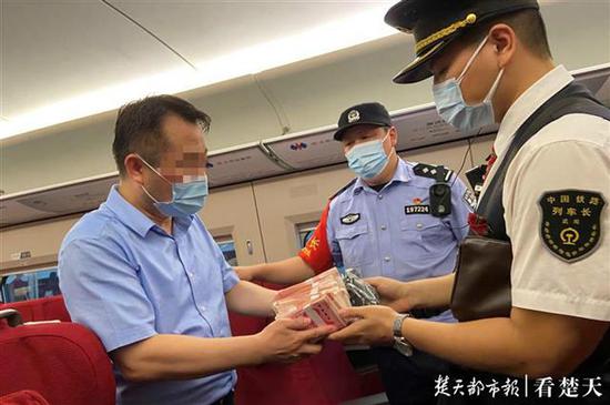 高铁|高铁上惊现近10万元现金 列车长将其完璧归赵
