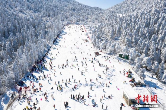 图为无人机航拍众多游客在滑雪。 祝兴勇 摄
