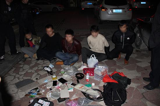 嫌疑人及作案工具 警方供圖