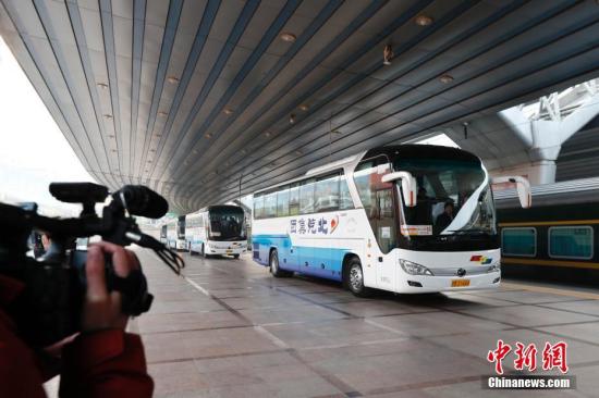 3月2日，出席十三届全国人大二次会议的黑龙江省代表团抵达北京。作为首个抵达北京的京外代表团，黑龙江代表团受到媒体的关注。图为代表们乘车前往驻地。中新社记者 盛佳鹏 摄