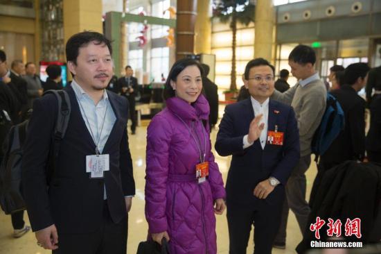 3月2日，出席十三届全国人大二次会议的香港代表团抵达北京。图为全国人大代表张俊勇（左一）、陈曼琪（左二）、陈勇（左三）抵达驻地。 中新社记者 王骏 摄