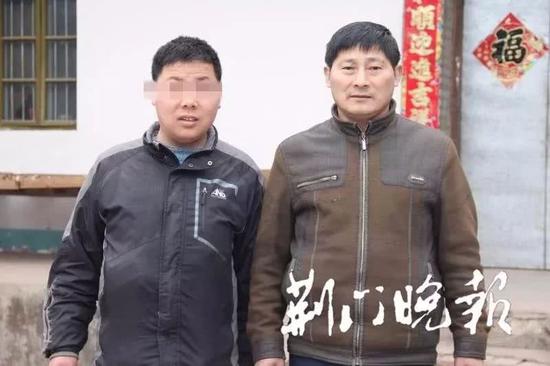 许明国生前和儿子的合影(家属供图)
