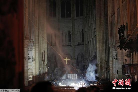 当地时间4月15日，法国巴黎圣母院大教堂内部继续燃烧着火焰和烟雾。