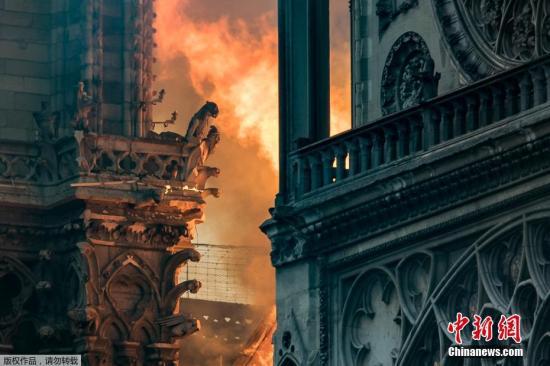 当地时间4月15日，法国巴黎圣母院大教堂内部继续燃烧着火焰和烟雾。
