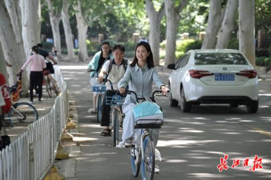 5月3日,天气晴好,在武汉大学东湖凌波门看到这里游客如织。记者詹松 摄