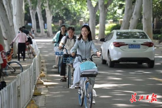 5月3日，天气晴好，在武汉大学东湖凌波门看到这里游客如织。记者詹松 摄