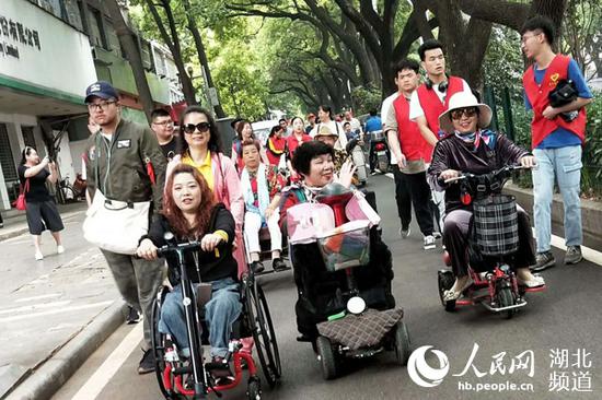 吴阿姨和朋友一起参加“徒步行”活动。(受访者供图)