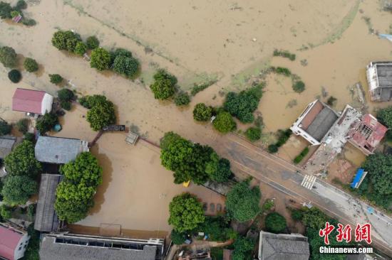 7月11日,湖南衡东县多个乡村与一些道路仍然浸泡在洪水中。图为衡山县通往衡东县的东健大道被洪水阻断。杨华峰 摄