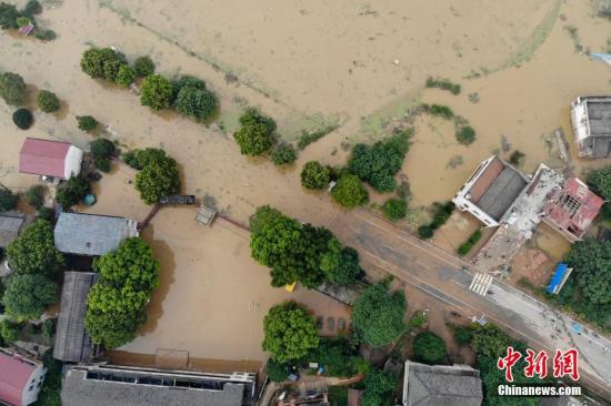 7月11日，湖南衡东县多个乡村与一些道路仍然浸泡在洪水中。图为衡山县通往衡东县的东健大道被洪水阻断。杨华峰 摄