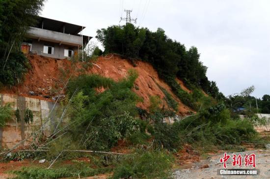 7月10日,连日来的强降雨导致福建省浦城县多地发生山体滑坡。中新社记者 王东明 摄