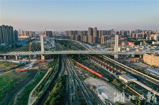 杨泗港快速通道青菱段跨铁路转体斜拉桥。