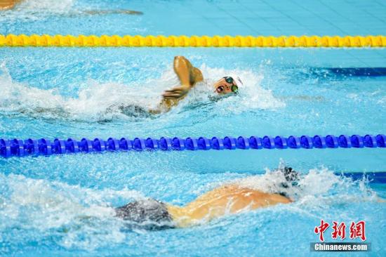 10月19日,第七届世界军人运动会游泳比赛男子4×200米自由泳接力决赛,汪顺、刘绍烽、何峻毅和季新杰组成的中国队以7分13秒35的成绩夺得冠军。图为中国队第一棒汪顺在比赛中。中新社记者 何蓬磊 摄