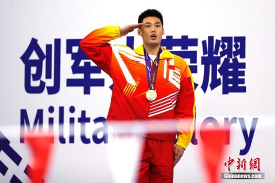 中国选手牛钰捷以2分12秒56摘得男子200米超级救生决赛金牌。中新社记者 富田 摄