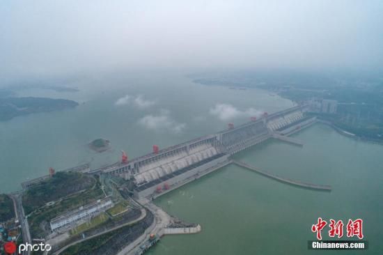 資料圖：湖北省宜昌市秭歸縣穩(wěn)健運(yùn)行的三峽大壩。圖片來源：ICphoto