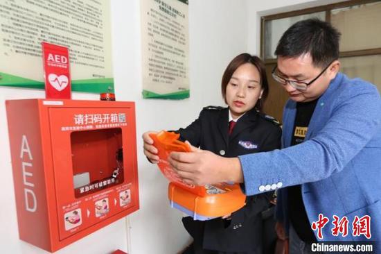 襄阳市急救中心工作人员向市民讲解使用自动体外除颤仪　杨东　摄
