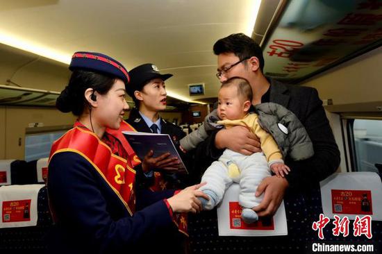 乘务人员与乘客交流 贺瑞明 摄