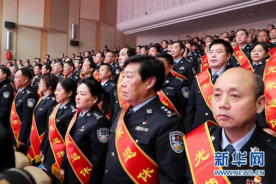 近日，武汉市公安局283名民警光荣退休正式告别警营。图为退休民警告别警营仪式现场。新华网发 应后威摄