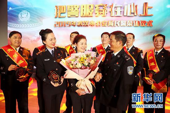 近日，武汉市公安局283名民警光荣退休正式告别警营。图为退休民警告别警营仪式现场。新华网发 应后威摄