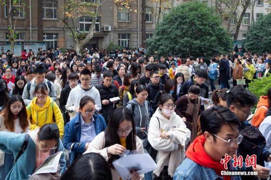 资料图：考生在南京林业大学考点进场参加国考笔试。 中新社发 苏阳 摄图片来源：CNSphoto