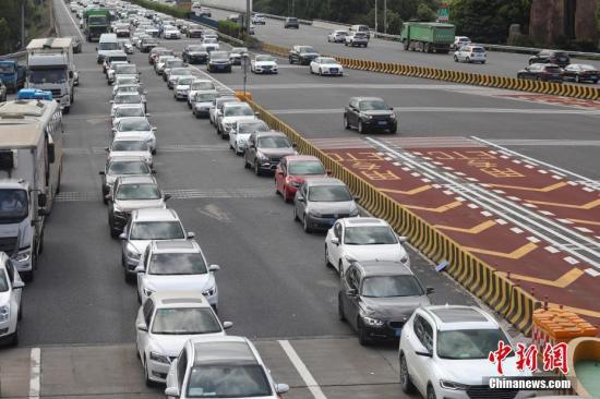 资料图:高速公路车流高峰。 张亨伟 摄