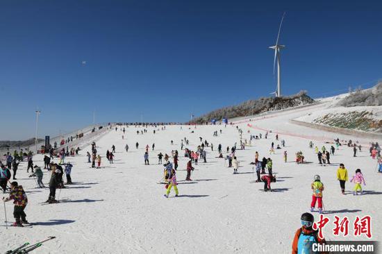 大量游客来到五峰国际滑雪场体验滑雪　田耀平　摄