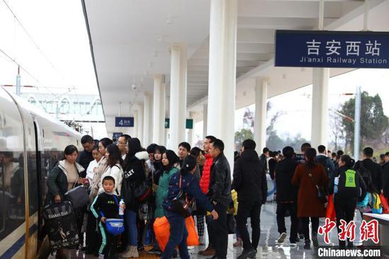 資料圖：G5026次高鐵?？吭诮骷参髡?劉占昆 攝