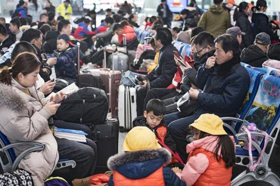 1月14日，旅客在西安北站候车大厅候车。新华社 图