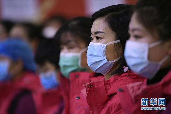2月4日,专业护理团队工作人员在出征仪式上。 新华社记者 王鹏 摄