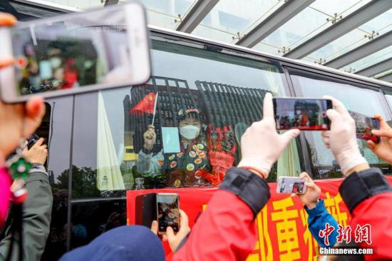 　　3月31日，由國家衛(wèi)健委高級別專家組成員、中國著名傳染病學專家李蘭娟院士帶領的國家緊急醫(yī)療隊啟程離開武漢。圖為李蘭娟院士向送別人群揮手致意。 中新社記者 張暢 攝