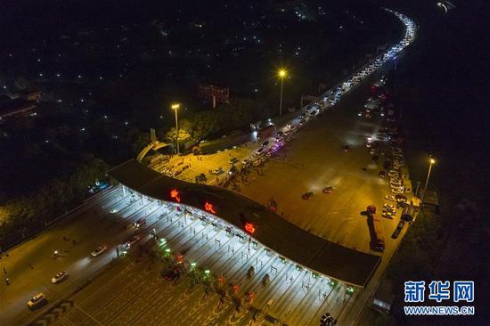 4月8日凌晨，车辆通过武汉西高速收费站（无人机照片）。 新华社记者 沈伯韩 摄