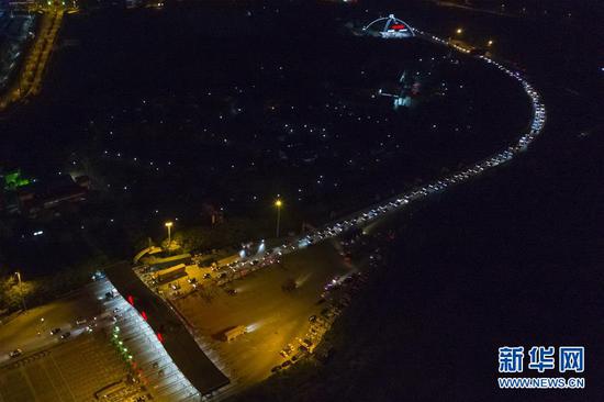 4月8日凌晨，车辆通过武汉西高速收费站（无人机照片）。 新华社记者 沈伯韩 摄