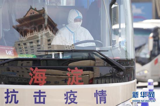 4月8日,转运旅客的大巴车驶离北京西站。新华社记者 邢广利 摄