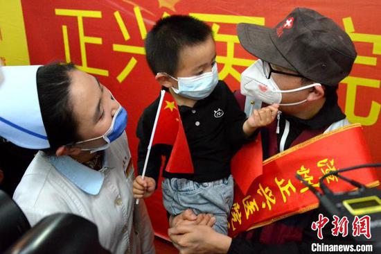 驰援湖北医疗队队员凯旋与家人相聚。 龚雯 摄