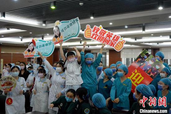 漳州正兴医院医护人员欢迎第四批驰援湖北医疗队凯旋。 龚雯 摄