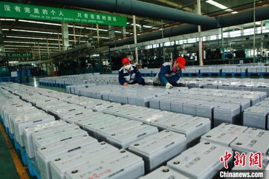 4月3日，湖北润阳新能源材料有限公司检测员对产品进行出厂前的检测 李晓军 摄