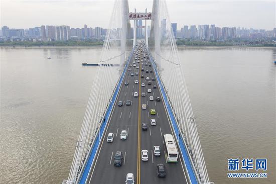 4月14日，武汉长江二桥上车流如织（无人机照片）。 新华社记者 才扬 摄