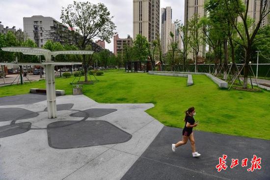 5月8日，姑嫂树路新湾路路口，市民在小游园里跑步锻炼。记者李永刚 摄