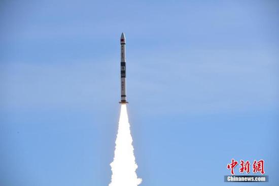 北京时间5月12日9时16分,快舟一号甲运载火箭在酒泉卫星发射中心,以“一箭双星”方式将“行云二号”01星和“行云二号”02星2颗卫星送入预定轨道,发射任务取得圆满成功。汪江波 摄