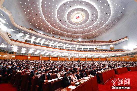 5月25日,十三届全国人大三次会议在北京人民大会堂举行第二次全体会议。 中新社记者 盛佳鹏 摄