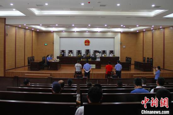 非法捕捞庭审现场 吕卫 摄