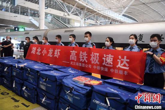图为，武汉火车站“高铁极速达”开启现场。　王强 摄