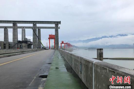 图为三峡大坝拦蓄洪水。 中新社记者 郭晓莹 摄