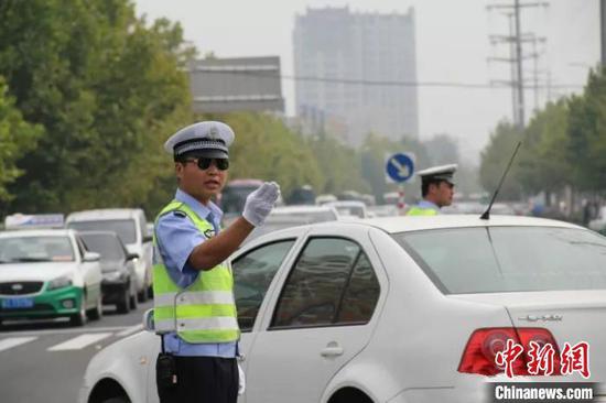 资料图：河北公安交警将采取多项举措全力护航2020高考。河北省交管局供图