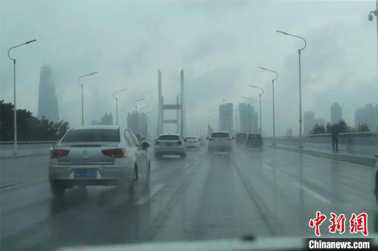 武汉长江二桥，车辆冒雨前行 张畅 摄